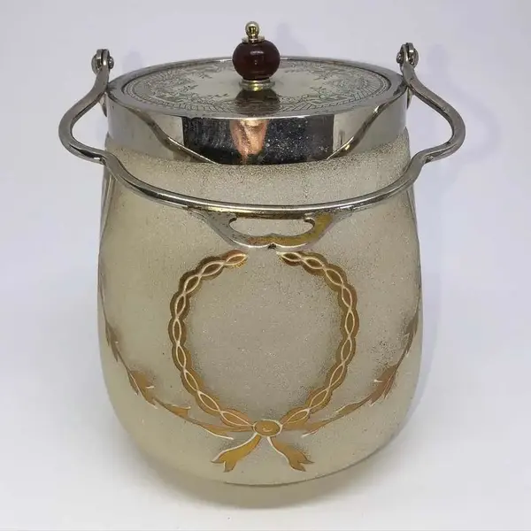 Foto de um(a) Antigo Biscoiteira Bomboniere Art Nouveau Vidro Veneziano, da categoria de Garrafas, potes e jarros. Antiga biscoiteira veneziana, com decoração de laços e guirlandas, pintada à mão com ouro. Tampa e alça em prata. Período... Mostrado de uma perspectiva diferente. Vendido no marketplace Trésors.