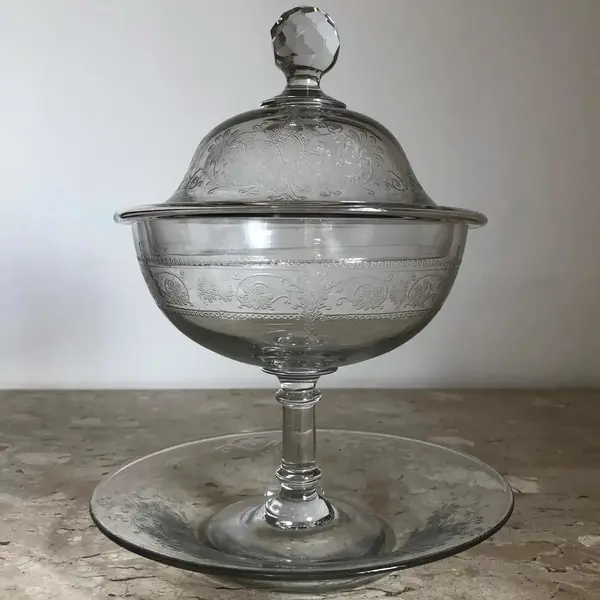 Foto de um(a) Antiga Bomboniere Compoteira Cristal Francês Saint Louis, da categoria de Garrafas, potes e jarros. Antiga e fina bomboniere com présentoir em cristal francês, da famosa manufatura Saint Louis. Ricamente lavrada à mão, com... Mostrado de uma perspectiva diferente. Vendido no marketplace Trésors.
