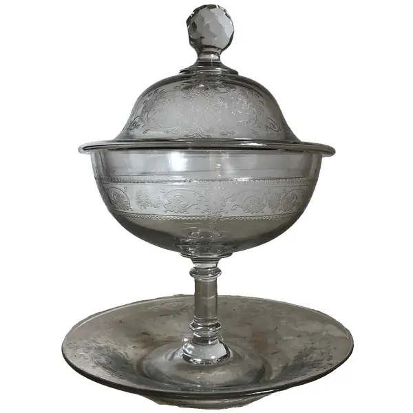 Foto de um(a) Antiga Bomboniere Compoteira Cristal Francês Saint Louis, da categoria de Garrafas, potes e jarros. Antiga e fina bomboniere com présentoir em cristal francês, da famosa manufatura Saint Louis. Ricamente lavrada à mão, com... Vendido no marketplace Trésors.