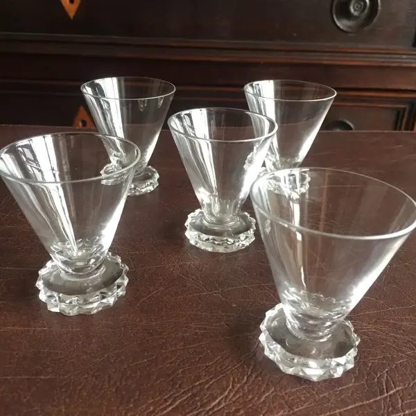 Foto de um(a) Conjunto Cálices Copinhos Em Cristal Francês Saint Louis, da categoria de Copos e taças. 5 antigos copinhos para licor em cristal francês saint louis, selados no fundo, em perfeito estado. Mostrado de uma perspectiva diferente. Vendido no marketplace Trésors.
