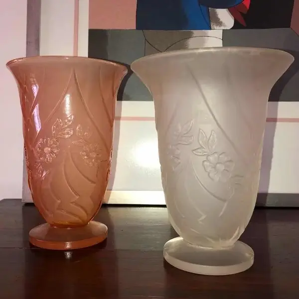 Foto de um(a) Antigo Par Vasos Satiné Art Deco Vidro Artístico Francês, da categoria de Vasos. Antigos e lindos vasos franceses em vidro artístico, ricamente moldado e prensando a ácido. Período Art Deco. Década de... Mostrado de uma perspectiva diferente. Vendido no marketplace Trésors.