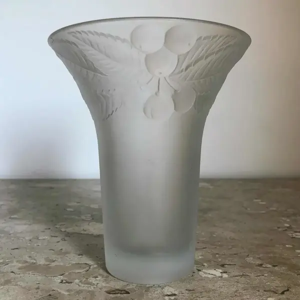 Foto de um(a) Antigo Lindo Vaso Art Deco Vidro Artístico Satiné Francês, da categoria de Vasos. Antigo e lindo vaso francês em vidro artístico ricamente moldado e prensado, trabalho feito a ácido, com folhas e frutos em... Mostrado de uma perspectiva diferente. Vendido no marketplace Trésors.