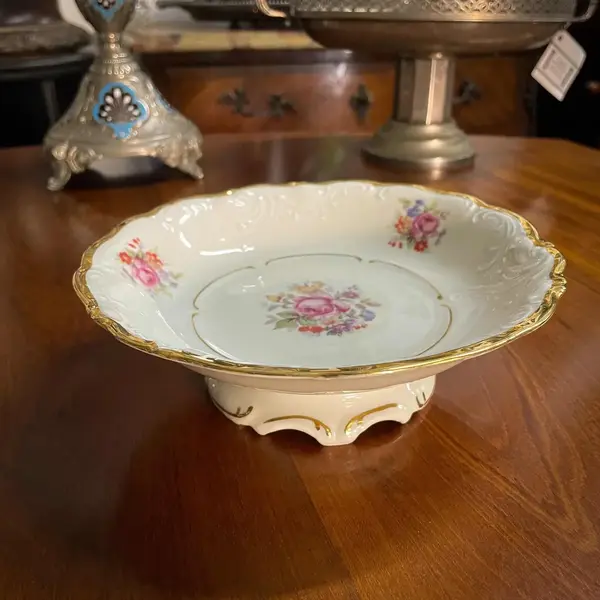 Foto de um(a) Antigo Prato Fruteira Centro De Mesa Porcelana Polonesa Kpm, da categoria de Travessas e tigelas. ~ KPM ~ Receba toda a delicadeza dessa linda peça em porcelana artística polonesa. Ela é uma fruteirinha, ótima para servir... Mostrado de uma perspectiva diferente. Vendido no marketplace Trésors.