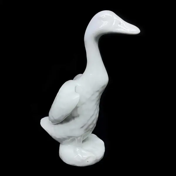 Foto de um(a) Antiga Escultura De Pato Em Porcelana Alemã Biscuit Branco, da categoria de Modelos e estatuetas. Antiga e graciosa escultura de pato em porcelana vitrificada alemã. Art Deco.Medidas 17x11cm. Mostrado de uma perspectiva diferente. Vendido no marketplace Trésors.
