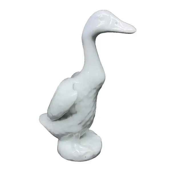 Foto de um(a) Antiga Escultura De Pato Em Porcelana Alemã Biscuit Branco, da categoria de Modelos e estatuetas. Antiga e graciosa escultura de pato em porcelana vitrificada alemã. Art Deco.Medidas 17x11cm. Vendido no marketplace Trésors.