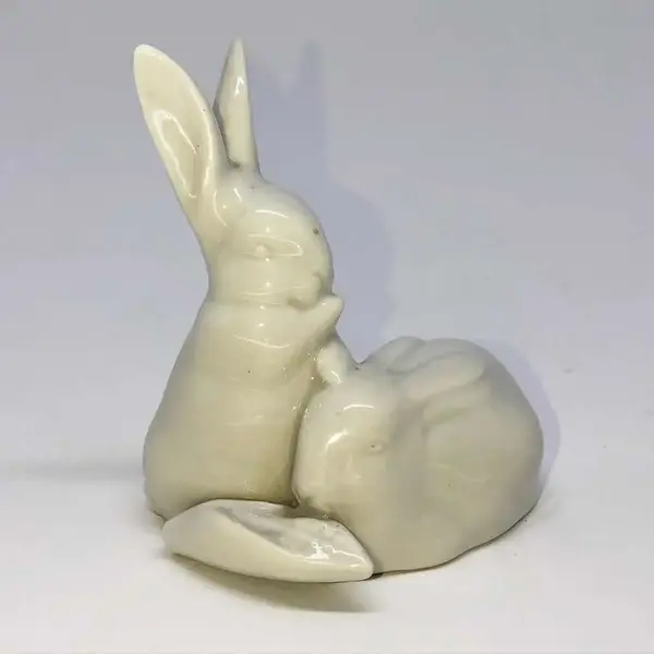 Foto de um(a) Antigo Bibelô Pequena Escultura Coelho Porcelana Herend, da categoria de Modelos e estatuetas. Antigo bibelô, pequena escultura colecionável em porcelana artística do estilo Art Deco representando casal de coelhos em... Mostrado de uma perspectiva diferente. Vendido no marketplace Trésors.