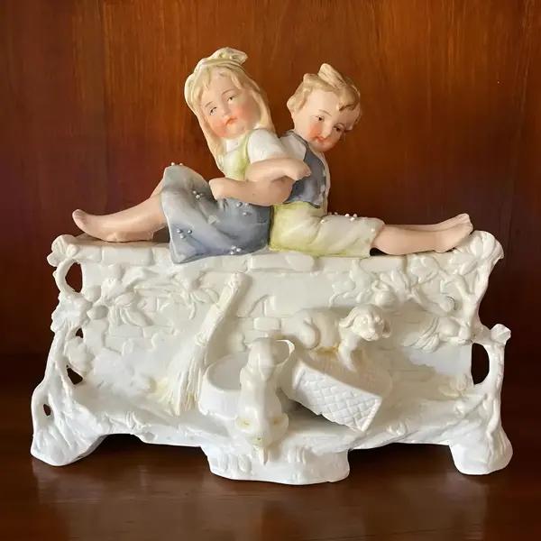 Foto de um(a) Antiga Escultura Floreira Em Biscuit Alemão Déposé Nouveau, da categoria de Escultura. Antigo bloco escultórico/floreira decorativa com figuras de crianças e cachorros, peça artística toda feita e pintada à mão... Mostrado de uma perspectiva diferente. Vendido no marketplace Trésors.