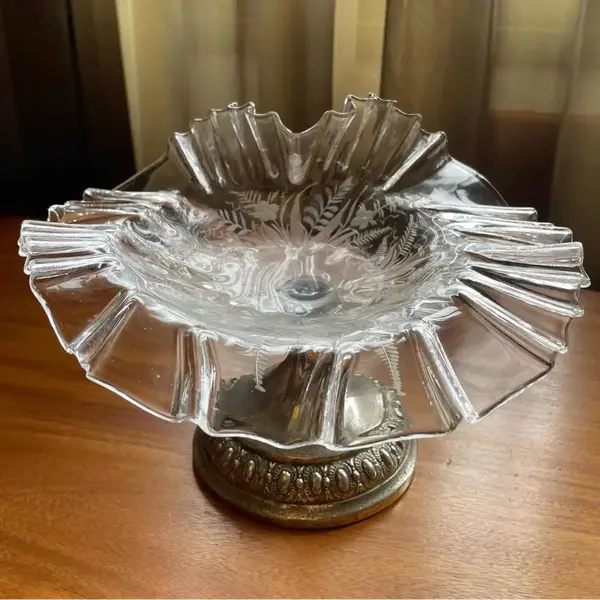 Foto de um(a) Antigo Prato Centro De Mesa Wmf Art Nouveau Cristal Francês, da categoria de Centro de mesa. Antigo e diferente prato de cristal com base em metal prateado WMF. Pode ser uma fruteira ou um porta cartões. Cristal... Mostrado de uma perspectiva diferente. Vendido no marketplace Trésors.