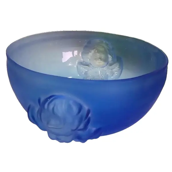 Foto de um(a) Antigo Grande Bowl Centro De Mesa Francês Satiné Art Deco, da categoria de Travessas e tigelas. Antigo e grande bowl, centro de mesa francês em vidro artístico satiné, com lindas figuras de anjos moldadas a ácido. Pode... Vendido no marketplace Trésors.