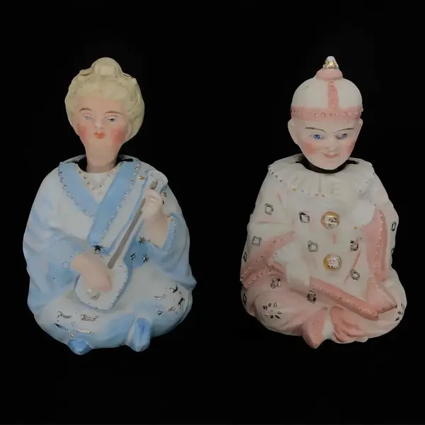 Foto de um(a) Antigo Raro Par Escultura Boneca Biscuit Francês Articulada, da categoria de Modelos e estatuetas. Antigo e diferente par de esculturas artísticas em biscuit francês. Ambos possuem a cabeça articulada. São raras as peças... Mostrado de uma perspectiva diferente. Vendido no marketplace Trésors.