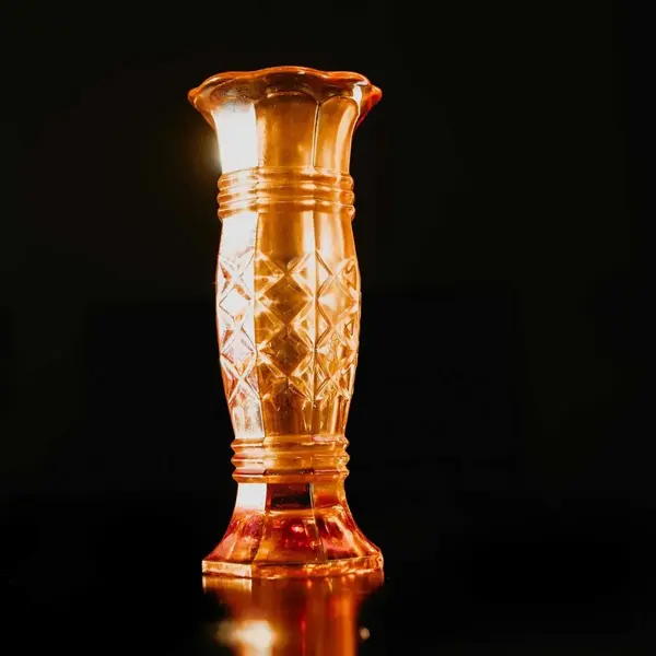 Foto de um(a) Antigo Raro Vaso Jarro Art Deco Vidro Fogo Carnival Glass, da categoria de Vasos. Antigo raro vaso em vidro artístico fogo Carnival Glass, peças nesse material estão ficando cada vez mais difíceis de... Mostrado de uma perspectiva diferente. Vendido no marketplace Trésors.