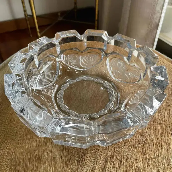 Foto de um(a) Antigo Lindo Cinzeiro Art Deco Cristal Francês Satiné, da categoria de Cinzeiros. Antigo e grande cinzeiro em grosso cristal francês, decoração de flores satiné. Art Deco.Altura 6cm Diâmetro 20cm. Mostrado de uma perspectiva diferente. Vendido no marketplace Trésors.