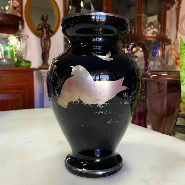 Foto de um(a) Antigo Raro Vaso Art Deco Opalina Negra E Prata De Lei, da categoria de Vasos. Antigo e raro vaso artístico em opalina negra com prata de lei. Linda decoração com aves, feita à mão. Período Art Deco.... Mostrado de uma perspectiva diferente. Vendido no marketplace Trésors.