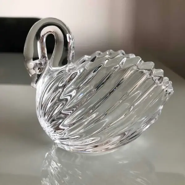 Foto de um(a) Antigo Vaso Bowl Escultura De Cisne Em Cristal, da categoria de Escultura. Linda peça em demi cristal, muito versátil e decorativa. Pode ser usada de diversas maneiras. Medidas 10x12cm. Mostrado de uma perspectiva diferente. Vendido no marketplace Trésors.