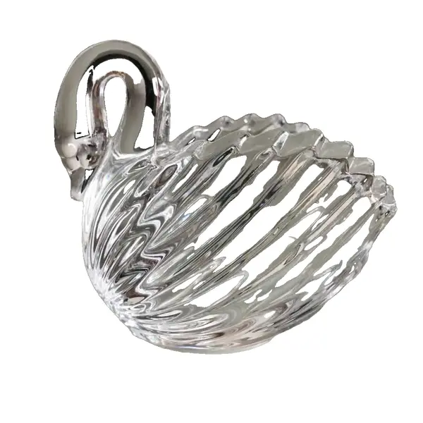 Foto de um(a) Antigo Vaso Bowl Escultura De Cisne Em Cristal, da categoria de Escultura. Linda peça em demi cristal, muito versátil e decorativa. Pode ser usada de diversas maneiras. Medidas 10x12cm. Vendido no marketplace Trésors.