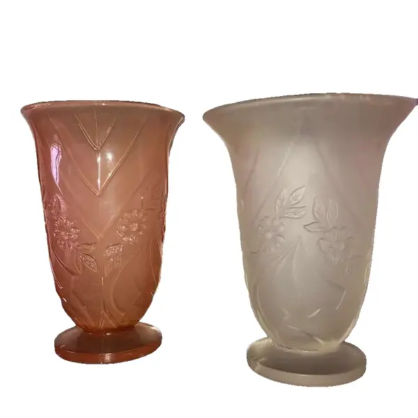 Foto de um(a) Antigo Par Vasos Satiné Art Deco Vidro Artístico Francês, da categoria de Vasos. Antigos e lindos vasos franceses em vidro artístico, ricamente moldado e prensando a ácido. Período Art Deco. Década de... Vendido no marketplace Trésors.
