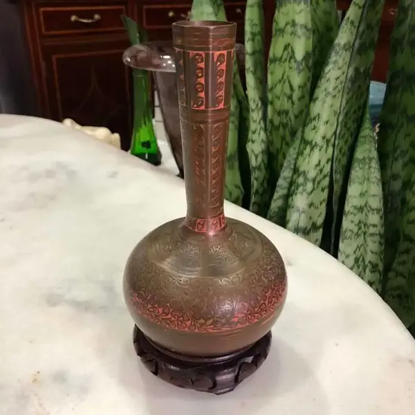 Foto de um(a) Antigo Vaso De Bronze Esmaltado À Mão Legítimo Cloisonné, da categoria de Vasos. Peça feita à mão, início do século XX. Base em madeira de lei.Altura: 22cm. Mostrado de uma perspectiva diferente. Vendido no marketplace Trésors.