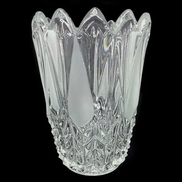 Foto de um(a) Antigo Vaso Art Deco Cristal Francês Diamante Satiné, da categoria de Vasos. Antigo e fino vaso em cristal francês lapidação pontas de diamante, com detalhes em satiné. Período Art Deco.Medidas 19x14cm. Mostrado de uma perspectiva diferente. Vendido no marketplace Trésors.