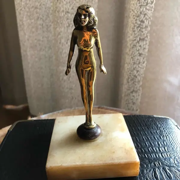 Foto de um(a) Antiga Escultura Erótica Sensual Jovem Nua Bronze Art Deco, da categoria de Escultura. Antiga e legítima escultura em bronze francês, com base em mármore, representando jovem nua. Muito decorativa e... Mostrado de uma perspectiva diferente. Vendido no marketplace Trésors.