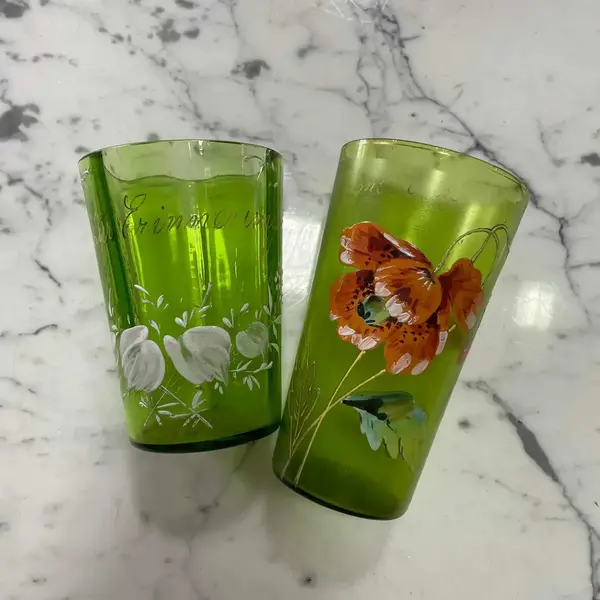 Foto de um(a) Antigo Par De Raros Copos Art Nouveau Cristal Veneziano, da categoria de Copos. Antigos copos de coleção em cristal veneziano soufflé gomado, com rica decoração floral pintada à mão com ouro. Período Art... Mostrado de uma perspectiva diferente. Vendido no marketplace Trésors.