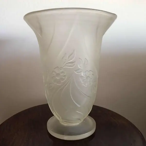 Foto de um(a) Antigo Vaso Art Deco Francês Em Vidro Artístico Satiné, da categoria de Vasos. Lindo vaso francês em vidro artístico satiné moule pressed, ricamente prensado e moldado a ácido com flores em relevo. Art... Mostrado de uma perspectiva diferente. Vendido no marketplace Trésors.