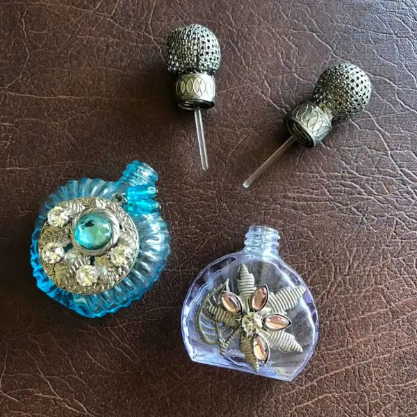Foto de um(a) Antigo Par De Perfumeiros Franceses Com Pedras, da categoria de Perfumeiros. Lindos e delicados. Feitos à mão. Mostrado de uma perspectiva diferente. Vendido no marketplace Trésors.