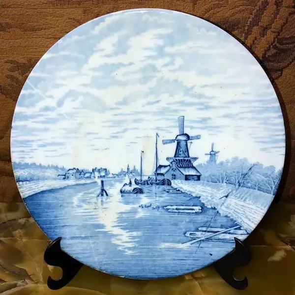 Foto de um(a) Antigo Lindo Prato Medalhão Porcelana Holandesa Delfts Blue, da categoria de Pratos Decorativos. Delft Blue - Naar Louis Apol. Antigo e grande prato/medalhão decorativo, em porcelana artística holandesa pintado à mão com... Mostrado de uma perspectiva diferente. Vendido no marketplace Trésors.
