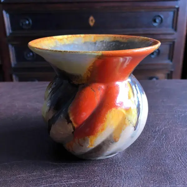 Foto de um(a) Antigo Vasinho Art Deco Cerâmica Alemã Susanne, da categoria de Vasos. Antigo vasinho art deco em cerâmica alemã Susanne. Década de 1950. Impecável. Mede aprox 10 x 10cm. Mostrado de uma perspectiva diferente. Vendido no marketplace Trésors.
