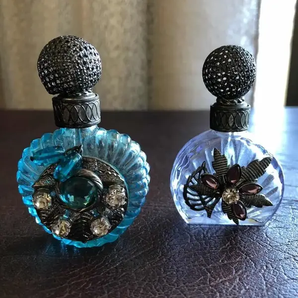 Foto de um(a) Antigo Par De Perfumeiros Franceses Com Pedras, da categoria de Perfumeiros. Lindos e delicados. Feitos à mão. Mostrado de uma perspectiva diferente. Vendido no marketplace Trésors.