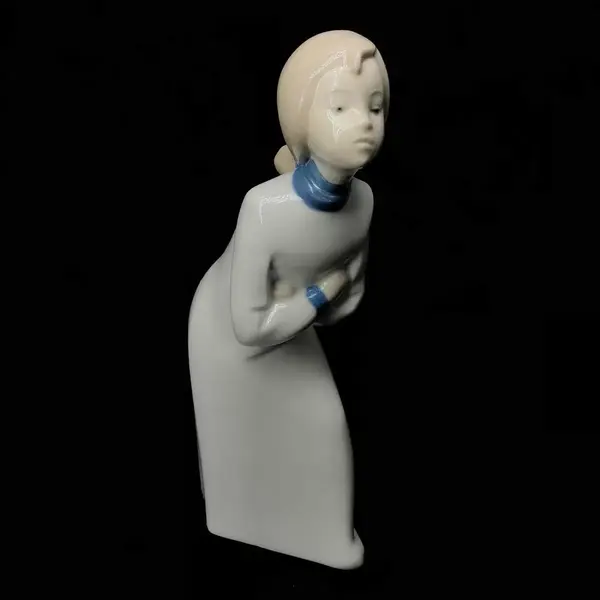 Foto de um(a) Antiga Escultura Feminina Porcelana Espanhola Rex Valência, da categoria de Escultura. Linda figura feminina feita à mão em porcelana espanhola, manufatura Rex - Valencia, padrão Lladró. Altura 23cm. Mostrado de uma perspectiva diferente. Vendido no marketplace Trésors.