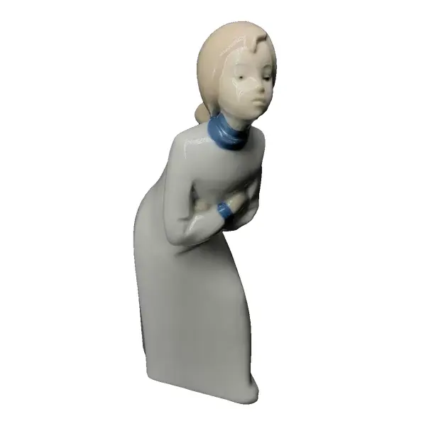 Foto de um(a) Antiga Escultura Feminina Porcelana Espanhola Rex Valência, da categoria de Escultura. Linda figura feminina feita à mão em porcelana espanhola, manufatura Rex - Valencia, padrão Lladró. Altura 23cm. Vendido no marketplace Trésors.