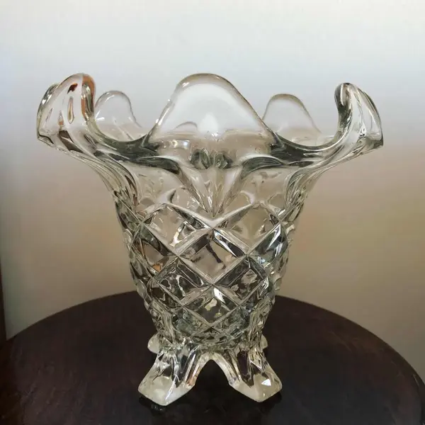 Foto de um(a) Antigo Vaso Art Deco Vidro Inglês Sowerby Glass, da categoria de Vasos. Antigo vaso Art Deco em vidro ricamente moldado e prensado, da famosa manufatura inglesa “Sowerby Glass” meados de 1920/30.... Mostrado de uma perspectiva diferente. Vendido no marketplace Trésors.