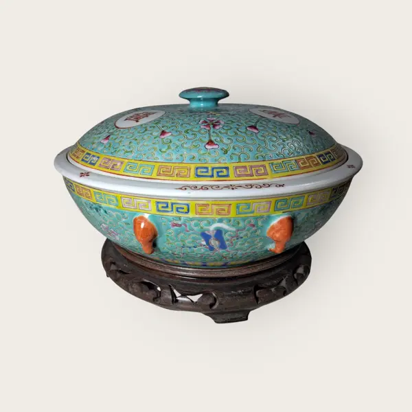 Foto de um(a) Tigela com tampa/sopeira em rico e vibrante padrão oriental, da categoria de Travessas e tigelas. Linda peça em porcelana com motivos orientais e suas cores características em fundo turquesa e detalhes em rosa, coral e... Mostrado de uma perspectiva diferente. Vendido no marketplace Trésors.