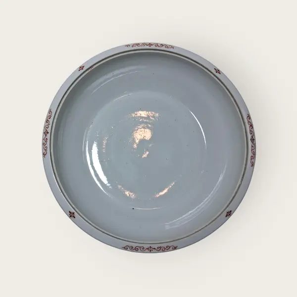 Foto de um(a) Tigela com tampa/sopeira em rico e vibrante padrão oriental, da categoria de Travessas e tigelas. Linda peça em porcelana com motivos orientais e suas cores características em fundo turquesa e detalhes em rosa, coral e... Mostrado de uma perspectiva diferente. Vendido no marketplace Trésors.