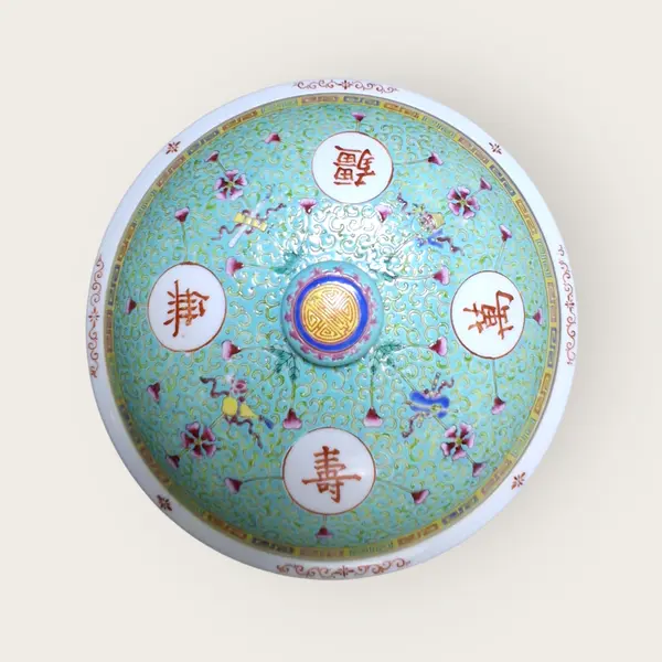 Foto de um(a) Tigela com tampa/sopeira em rico e vibrante padrão oriental, da categoria de Travessas e tigelas. Linda peça em porcelana com motivos orientais e suas cores características em fundo turquesa e detalhes em rosa, coral e... Mostrado de uma perspectiva diferente. Vendido no marketplace Trésors.