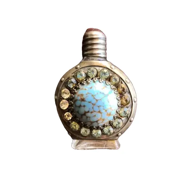 Foto de um(a) Antigo Pequeno Perfumeiro De Coleção Com Pedras, da categoria de Perfumeiros. Pequeno perfumeiro feito a mão. Usado antigamente para levar no bolso para viagens. Item de colecionador. Mede aprox 5cm. Vendido no marketplace Trésors.