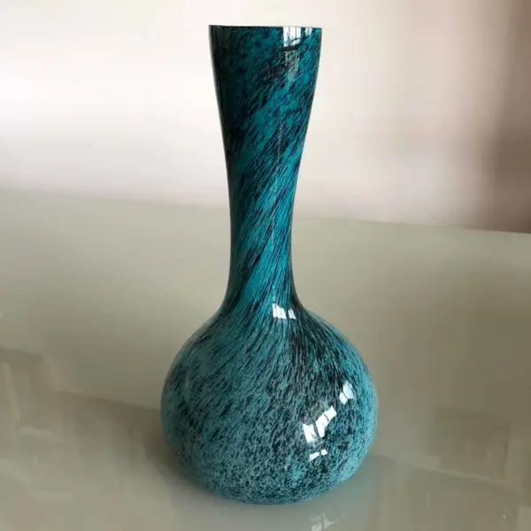 Foto de um(a) Antigo Jarro Vaso Solitário Em Murano Italiano Feito À Mão, da categoria de Vasos. Lindo vaso em Murano italiano feito à mão. Peça imponente. Período Art Deco. Cores vivas e brilhantes, muito decorativo. ... Mostrado de uma perspectiva diferente. Vendido no marketplace Trésors.
