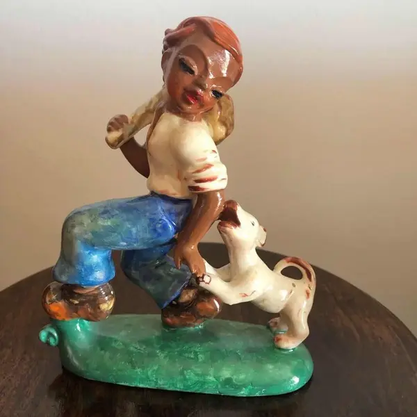 Foto de um(a) Antigo Bibelô Biscuit Bloco Escultórico Porcelana Art Deco, da categoria de Escultura. Gracioso bibelô, bloco escultórico Art Deco, representado menina brincando com cachorro. Em porcelana europeia, década de... Mostrado de uma perspectiva diferente. Vendido no marketplace Trésors.