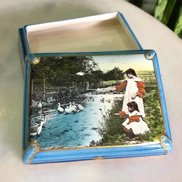 Foto de um(a) Antiga Caixa Porta Jóias Majólica Porcelana Sarreguemines, da categoria de Cestos e Caixas. Sarreguemines. Antiga e importante caixa porta jóias em majólica/ porcelana francesa, da renomada manufatura Sarreguemines.... Mostrado de uma perspectiva diferente. Vendido no marketplace Trésors.