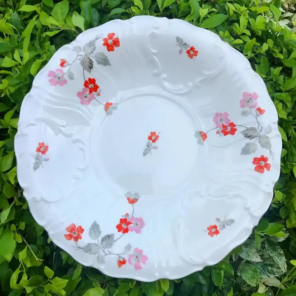 Foto de um(a) Antigo Grande Medalhão Prato Decorativo Em Porcelana Alemã, da categoria de Pratos Decorativos. Para servir ou decorar. Antigo e grande prato medalhão em porcelana alemã, com linda de floral pintada à mão. Década de... Mostrado de uma perspectiva diferente. Vendido no marketplace Trésors.