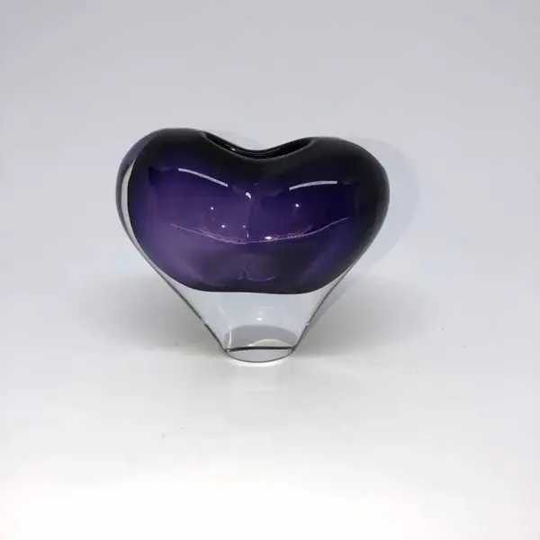 Foto de um(a) Antigo Vaso De Coração Feito À Mão Em Murano Italiano Art Deco, da categoria de Vasos. Antigo Vaso De Coração Feito À Mão Em Murano Italiano Art Deco. Impecável.Medidas 8x10cm. Mostrado de uma perspectiva diferente. Vendido no marketplace Trésors.