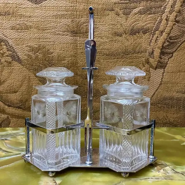 Foto de um(a) Antigo Raro Pote Porta Picles Em Cristal Prata Wmf Art Deco, da categoria de Garrafas, potes e jarros. WMF. Antigo e raro porta picles ou conservas em geral, com recipientes em finíssimo cristal alemão lapidados à mão,... Mostrado de uma perspectiva diferente. Vendido no marketplace Trésors.