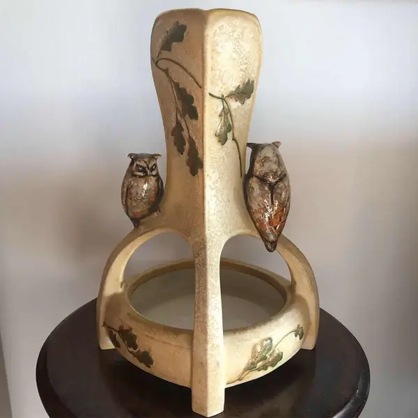 Foto de um(a) Antigo Vaso Centro De Mesa Art Nouveau Faiança Austríaca, da categoria de Vasos. Antigo vaso, centro de mesa Art Nouveau em faiança austríaca, linda e delicada decoração com corujas e folhas. Início do... Mostrado de uma perspectiva diferente. Vendido no marketplace Trésors.