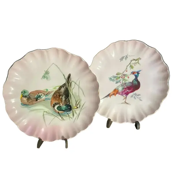 Foto de um(a) Antigo Par De Pratos Medalhões Porcelana Limoges Jean Pouyat, da categoria de Pratos Decorativos. Jean Pouyat - Limoges. Antigo par de pratos medalhões em porcelana artística, ricamente pintados à mão. Da renomada... Vendido no marketplace Trésors.