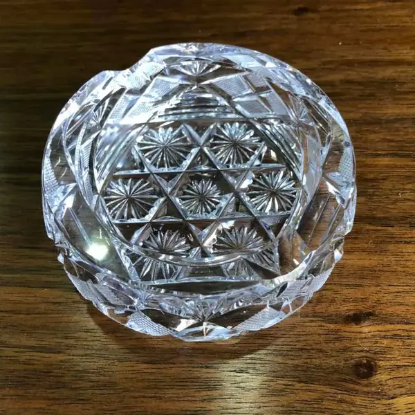 Foto de um(a) Antigo Lindo Cinzeiro Em Fino Cristal Tcheco Lapidado À Mão, da categoria de Cinzeiros. Ricamente lapidado à mão, com o fundo estrelado. Impecável. Meados do século XX. Altura 4cmDiâmetro 9cm. Mostrado de uma perspectiva diferente. Vendido no marketplace Trésors.