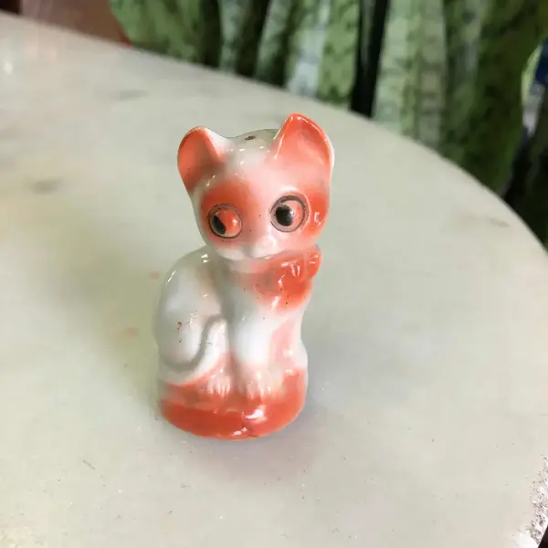 Foto de um(a) Antigo Paliteiro De Gato Em Porcelana Alemã Art Deco, da categoria de Paliteiros. Antigo Paliteiro De Gato Em Porcelana Alemã Art Dec. Peça de coleção Século XX. Mede aprox 6cm. Mostrado de uma perspectiva diferente. Vendido no marketplace Trésors.