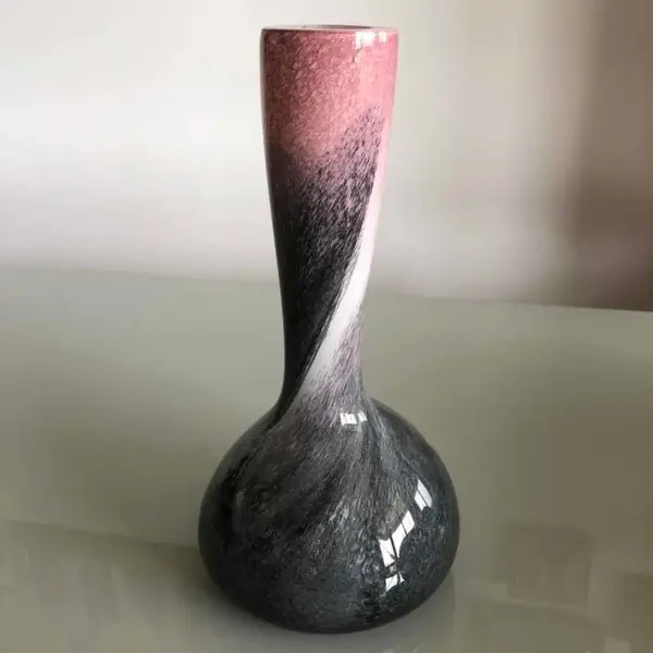 Foto de um(a) Antigo Lindo Jarro Vaso De Murano Italiano Feito À Mão, da categoria de Vasos. Lindo vaso em Murano italiano feito à mão. Peça imponente. Período Art Deco. Cores vivas e brilhantes, muito decorativo. ... Mostrado de uma perspectiva diferente. Vendido no marketplace Trésors.