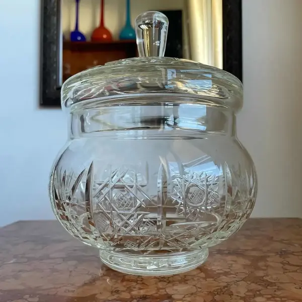 Foto de um(a) Antiga Grande Caixa Potiche Bomboniere Cristal Tcheco, da categoria de Garrafas, potes e jarros. Antiga e fina caixa bomboniere em cristal Tcheco, toda lapidada à mão. Fundo estrelado. Peça versátil e muito decorativa,... Mostrado de uma perspectiva diferente. Vendido no marketplace Trésors.