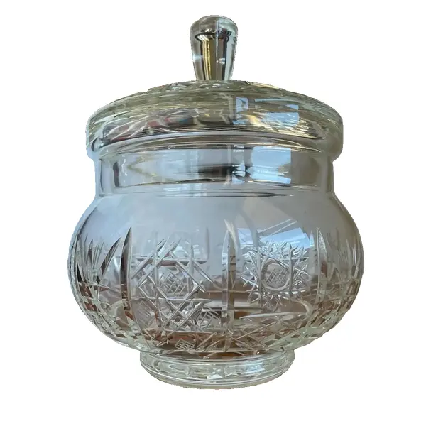 Foto de um(a) Antiga Grande Caixa Potiche Bomboniere Cristal Tcheco, da categoria de Garrafas, potes e jarros. Antiga e fina caixa bomboniere em cristal Tcheco, toda lapidada à mão. Fundo estrelado. Peça versátil e muito decorativa,... Vendido no marketplace Trésors.