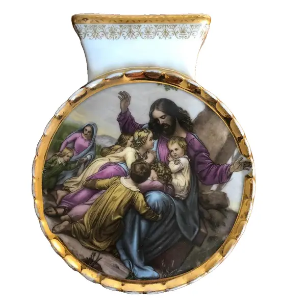 Foto de um(a) Arte Sacra Antigo Vaso De Parede Jesus Em Porcelana Saler, da categoria de Vasos. Antigo e decorativo vaso de parede em porcelana Saler, com linda decoração de Jesus Cristo abençoando as crianças e filetes... Vendido no marketplace Trésors.